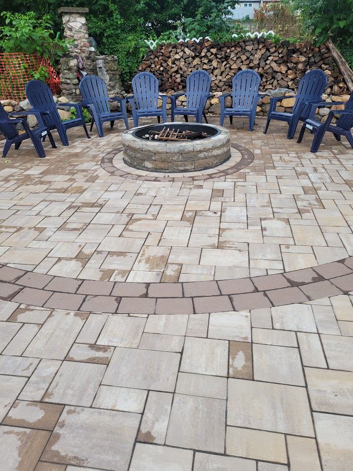 Fire pit lounge with a circular inlay